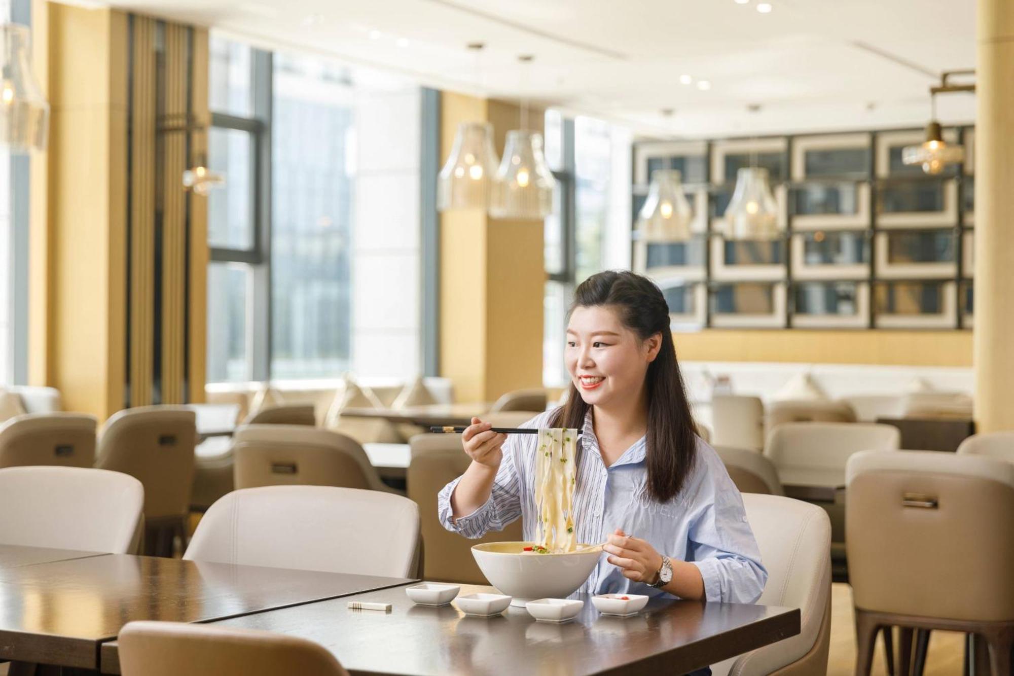 Hotel Courtyard By Marriott Zhengzhou Airport Exterior foto